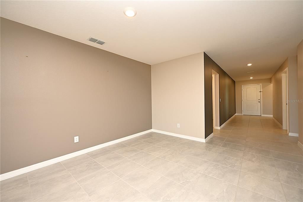 For Rent: $2,100 (5 beds, 3 baths, 1975 Square Feet)