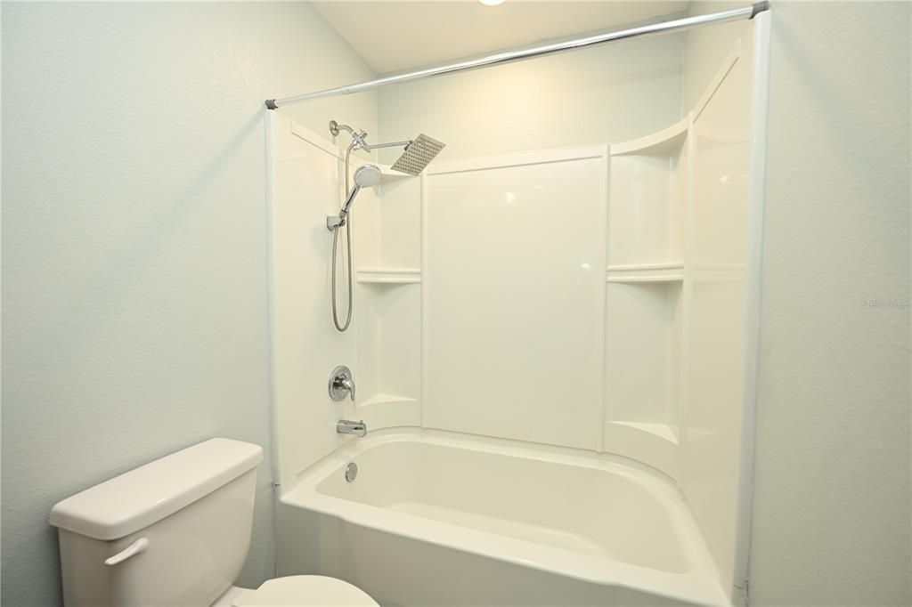 For Rent: $2,100 (5 beds, 3 baths, 1975 Square Feet)