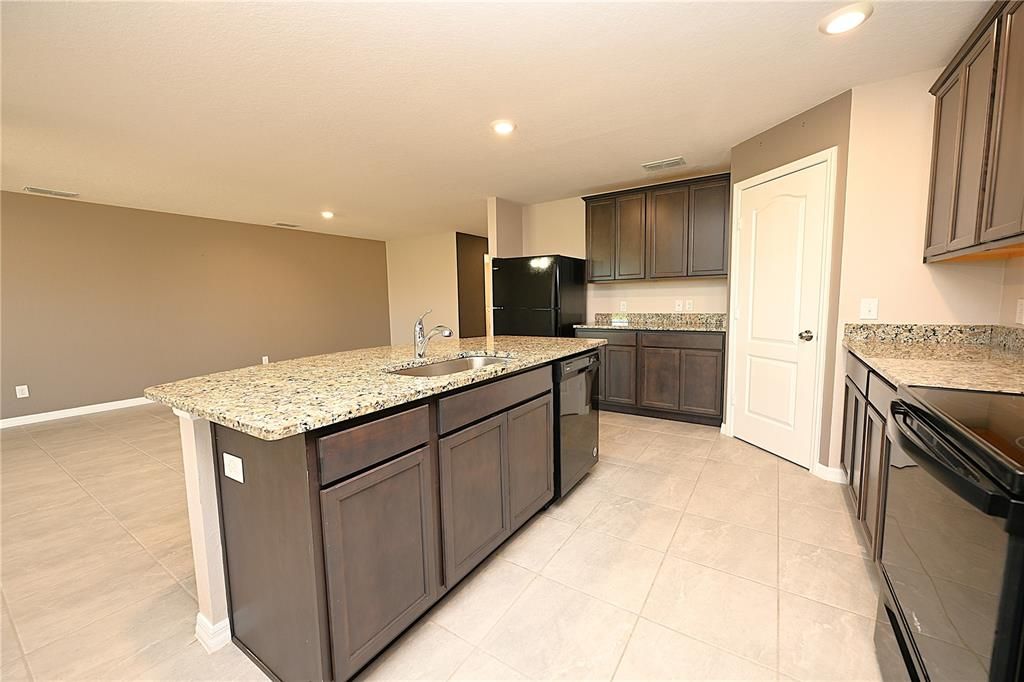 For Rent: $2,100 (5 beds, 3 baths, 1975 Square Feet)