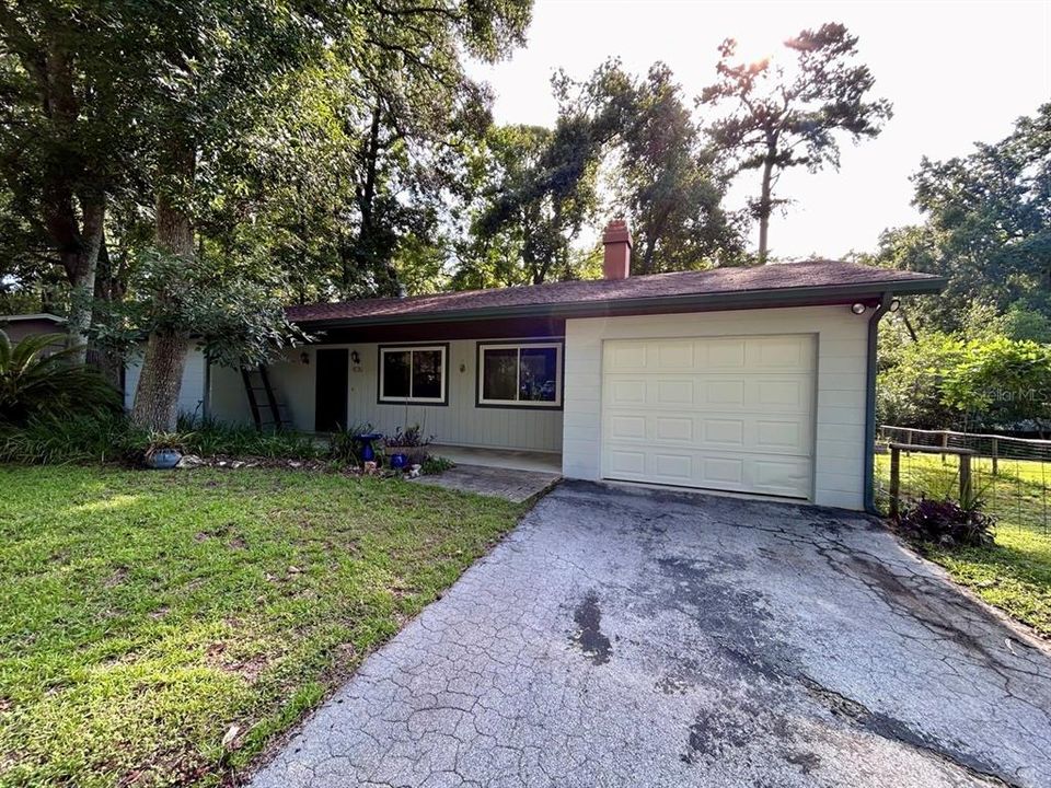 For Sale: $219,000 (2 beds, 1 baths, 1086 Square Feet)
