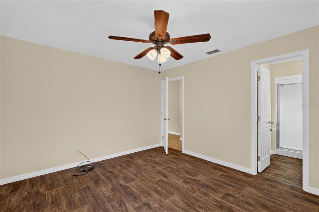 For Sale: $280,000 (3 beds, 2 baths, 1215 Square Feet)