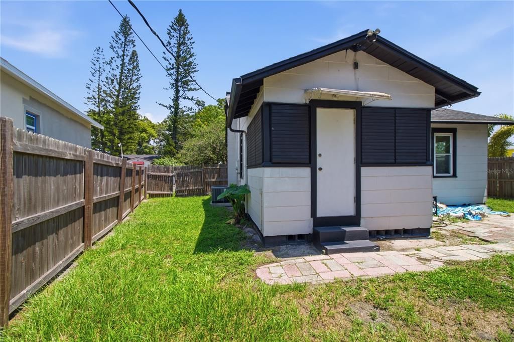 For Rent: $2,700 (2 beds, 1 baths, 804 Square Feet)