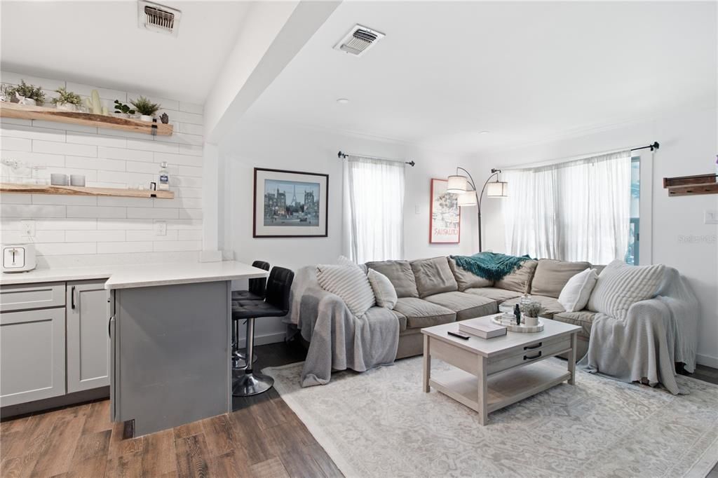 For Rent: $2,700 (2 beds, 1 baths, 804 Square Feet)