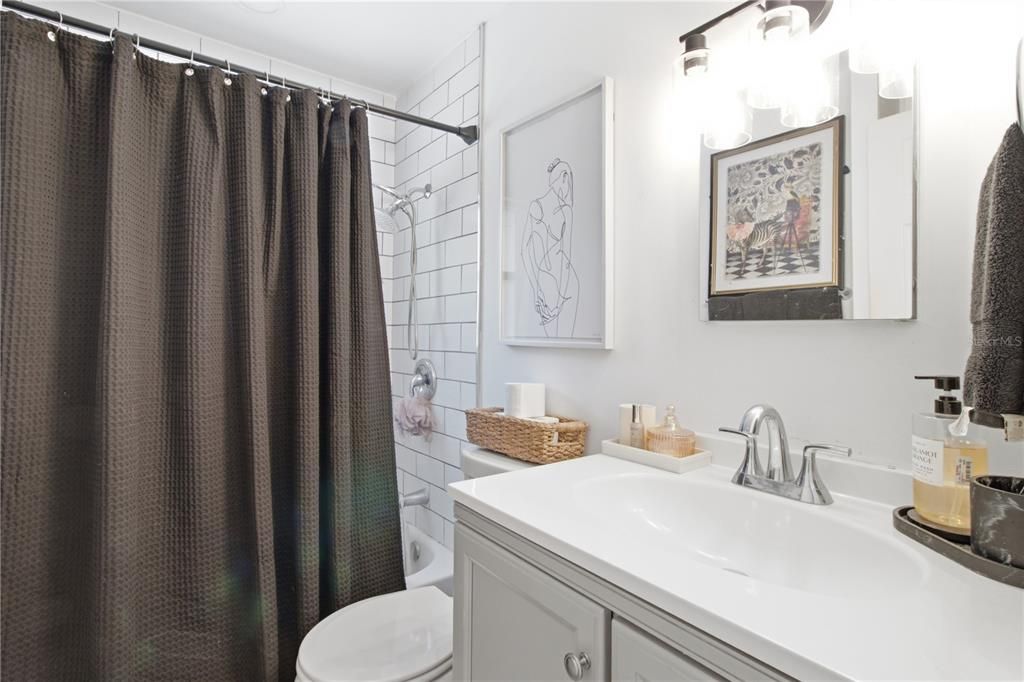 For Rent: $2,700 (2 beds, 1 baths, 804 Square Feet)