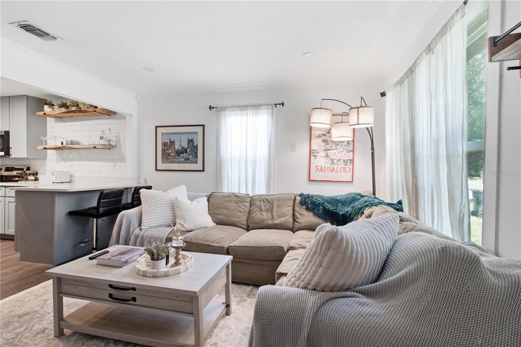 For Rent: $2,700 (2 beds, 1 baths, 804 Square Feet)