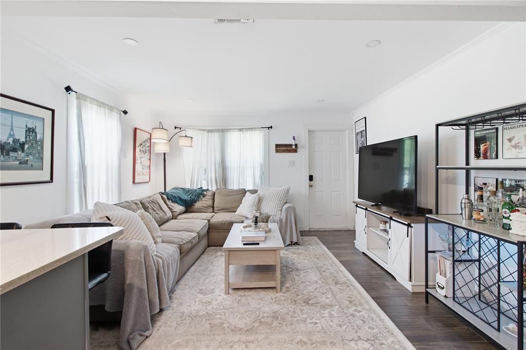 For Rent: $2,700 (2 beds, 1 baths, 804 Square Feet)