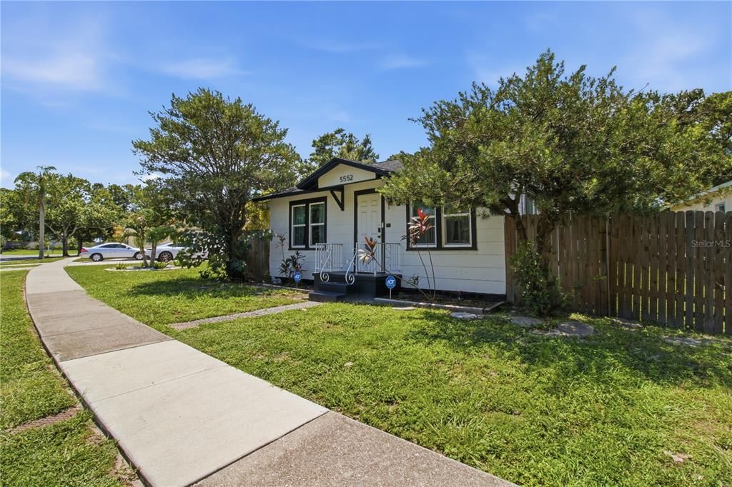 For Rent: $2,700 (2 beds, 1 baths, 804 Square Feet)