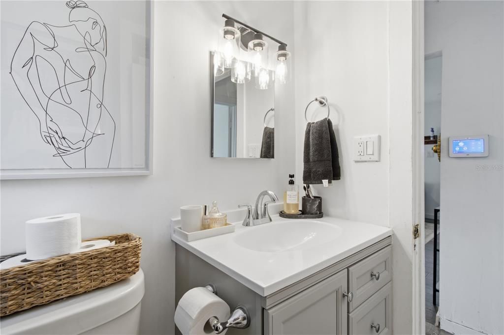 For Rent: $2,700 (2 beds, 1 baths, 804 Square Feet)