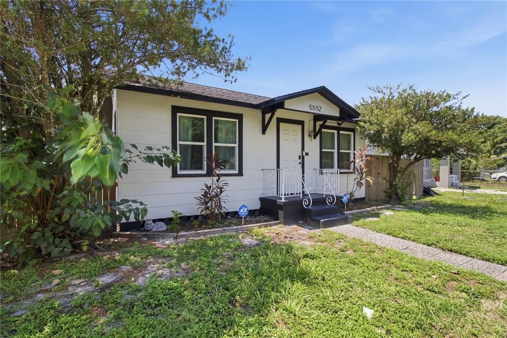 For Rent: $2,700 (2 beds, 1 baths, 804 Square Feet)