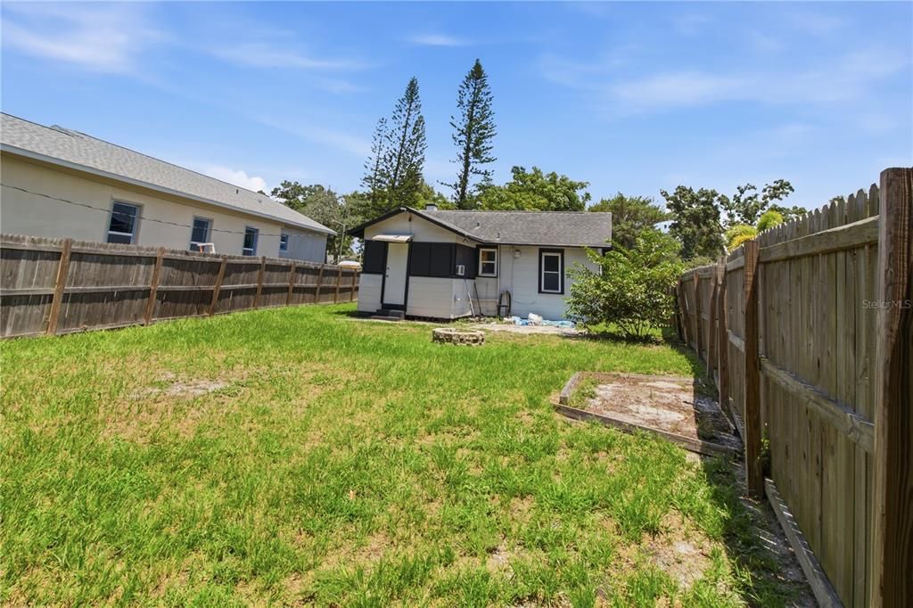 For Rent: $2,700 (2 beds, 1 baths, 804 Square Feet)