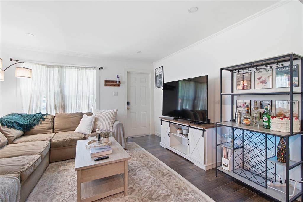 For Rent: $2,700 (2 beds, 1 baths, 804 Square Feet)