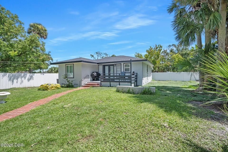 For Sale: $299,900 (4 beds, 2 baths, 1206 Square Feet)