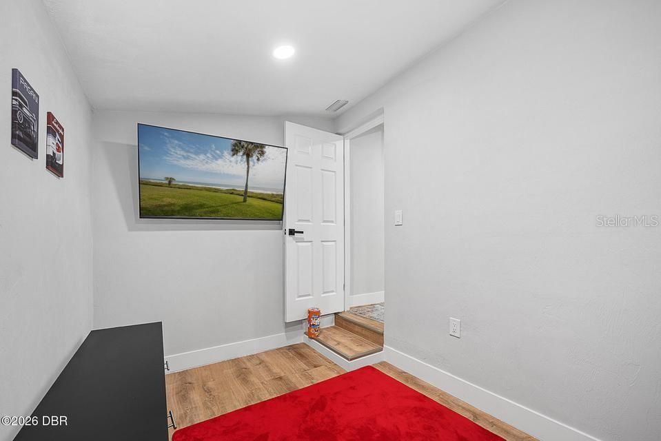 For Sale: $299,900 (4 beds, 2 baths, 1206 Square Feet)