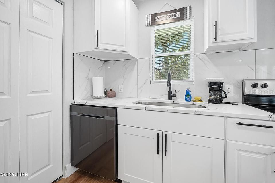 For Sale: $299,900 (4 beds, 2 baths, 1206 Square Feet)