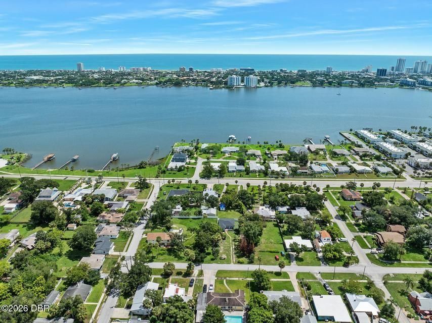 For Sale: $299,900 (4 beds, 2 baths, 1206 Square Feet)