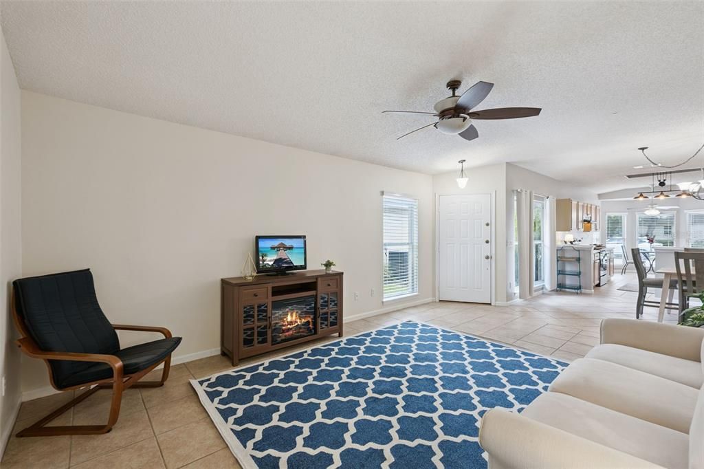 For Sale: $350,000 (3 beds, 2 baths, 1251 Square Feet)