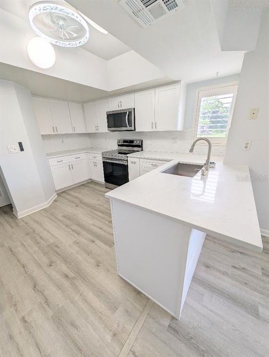 For Sale: $199,000 (2 beds, 2 baths, 1098 Square Feet)