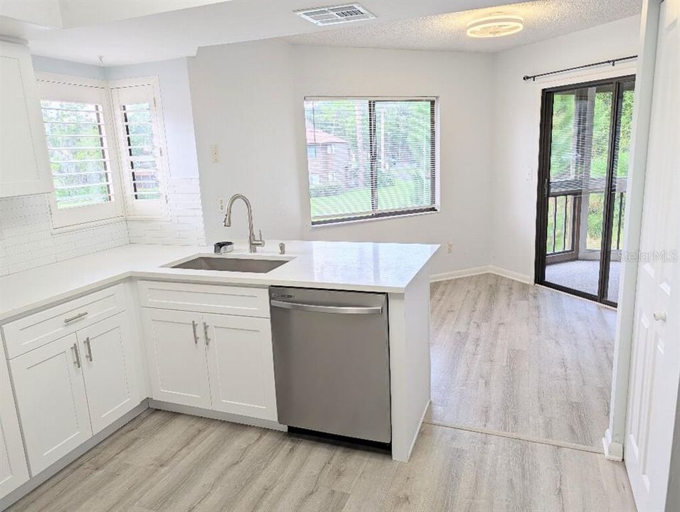 For Sale: $199,000 (2 beds, 2 baths, 1098 Square Feet)