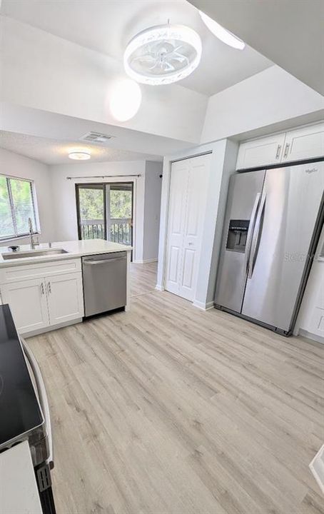 For Sale: $199,000 (2 beds, 2 baths, 1098 Square Feet)