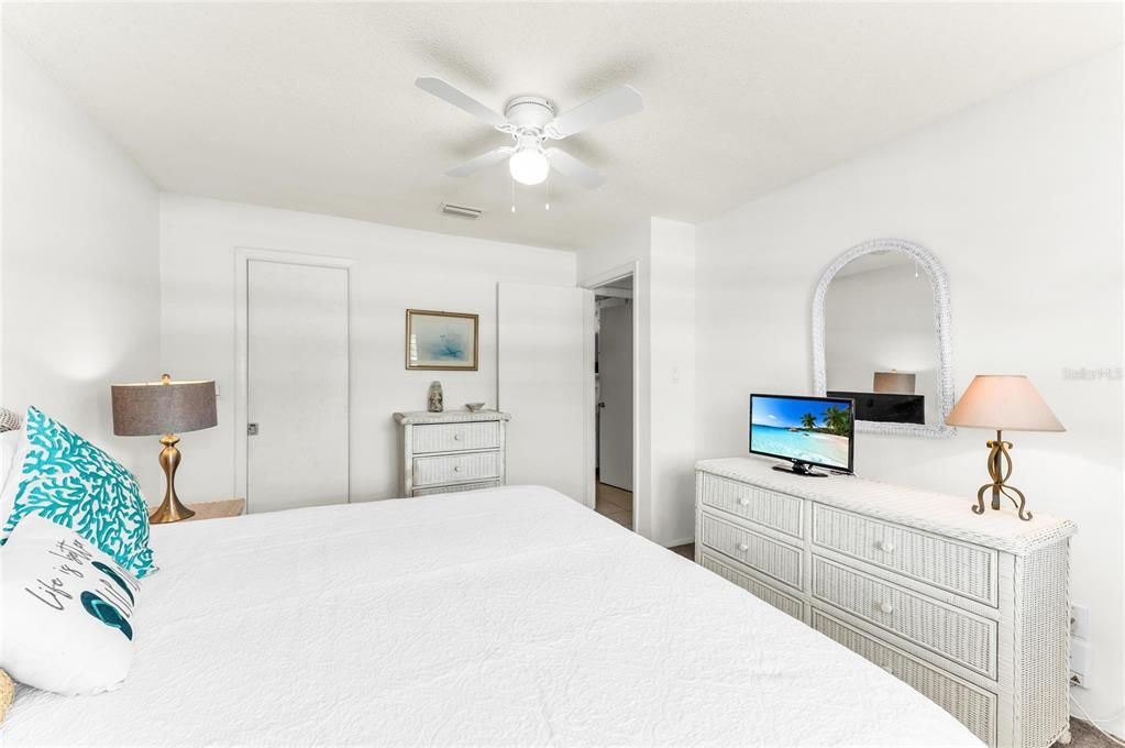For Sale: $529,000 (2 beds, 2 baths, 1093 Square Feet)