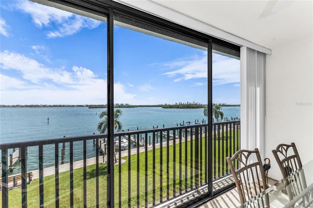 For Sale: $529,000 (2 beds, 2 baths, 1093 Square Feet)