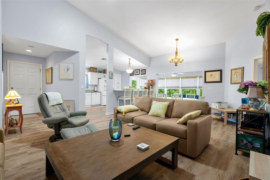 For Sale: $339,900 (3 beds, 2 baths, 1638 Square Feet)