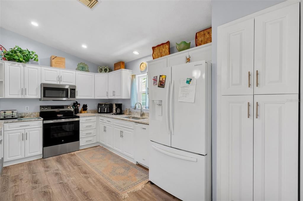 For Sale: $339,900 (3 beds, 2 baths, 1638 Square Feet)