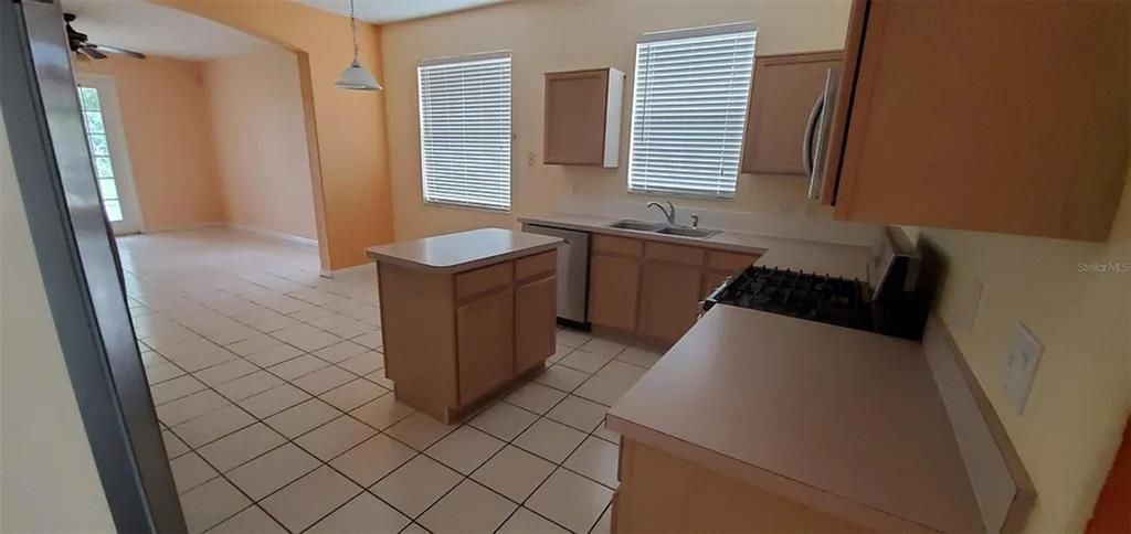 En Renta: $2,795 (4 camas, 2 baños, 1952 Pies cuadrados)