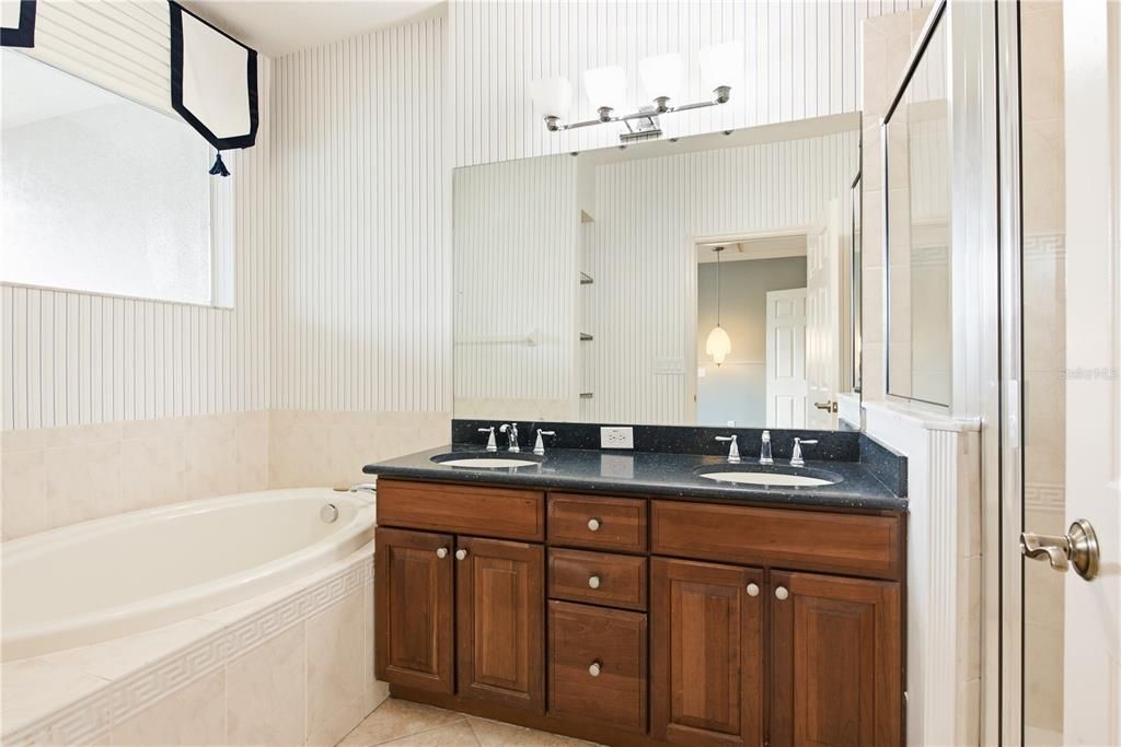 For Sale: $399,900 (3 beds, 2 baths, 1912 Square Feet)