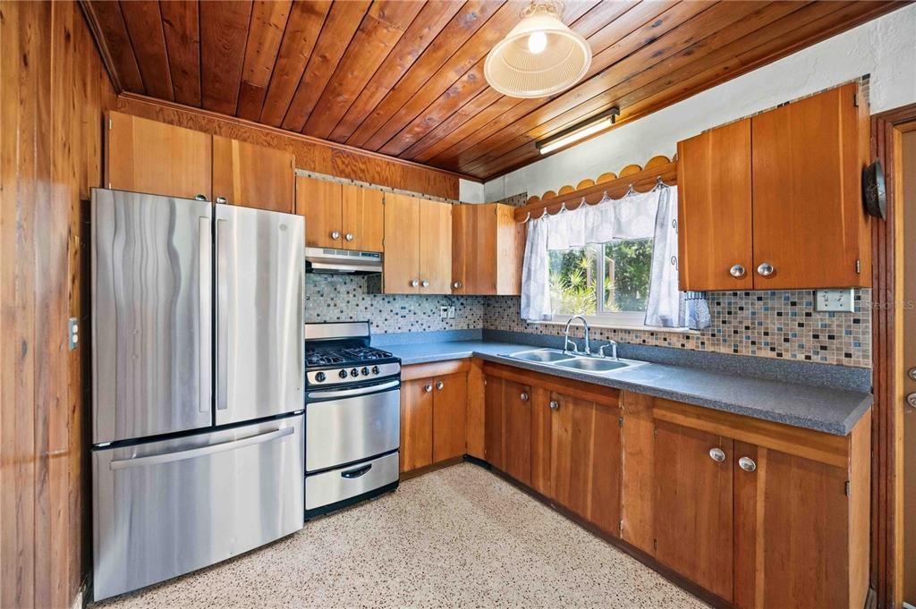 Под контрактом: $249,900 (2 спален, 2 ванн, 1055 Квадратных фут)