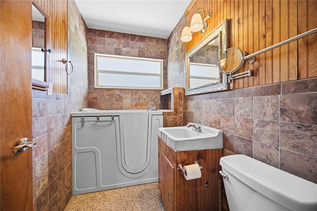 Под контрактом: $249,900 (2 спален, 2 ванн, 1055 Квадратных фут)