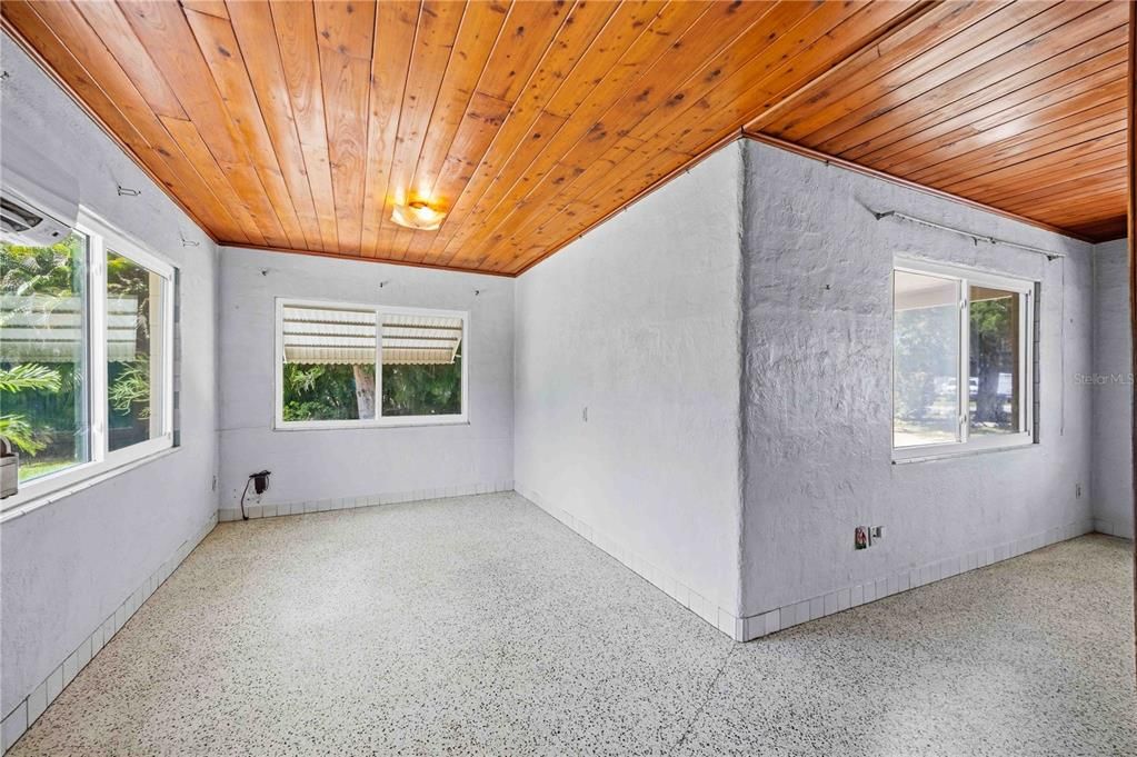 Под контрактом: $249,900 (2 спален, 2 ванн, 1055 Квадратных фут)