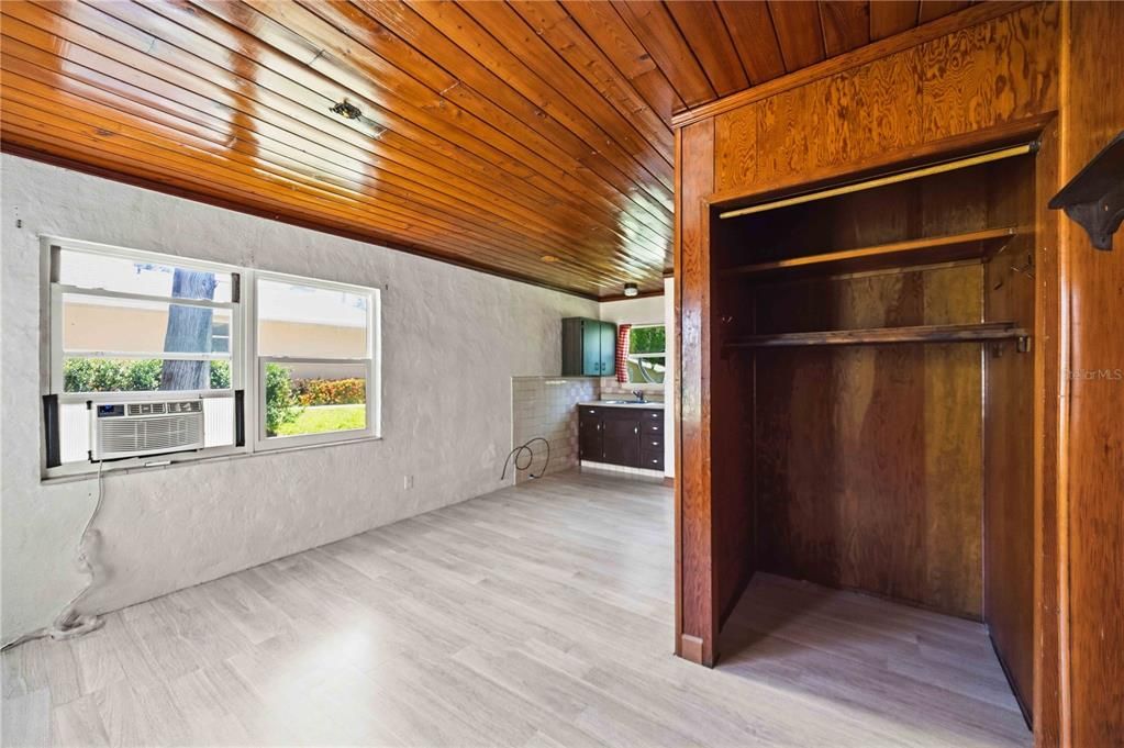 Под контрактом: $249,900 (2 спален, 2 ванн, 1055 Квадратных фут)