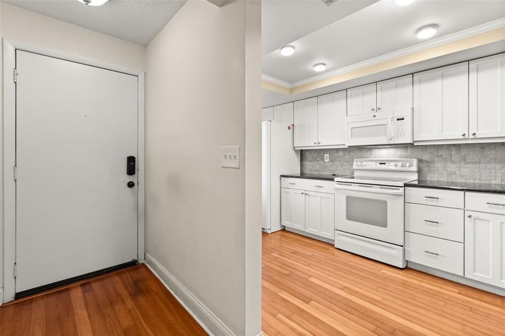 For Sale: $175,000 (2 beds, 2 baths, 1065 Square Feet)