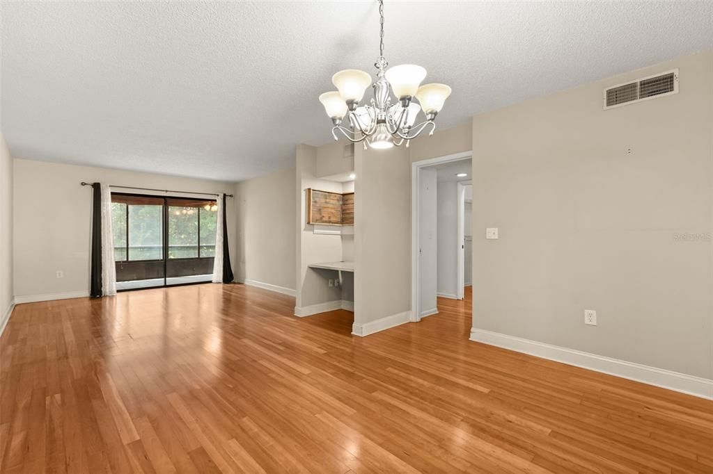 For Sale: $175,000 (2 beds, 2 baths, 1065 Square Feet)