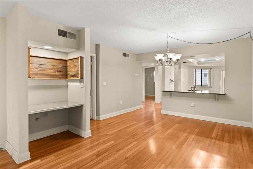 For Sale: $175,000 (2 beds, 2 baths, 1065 Square Feet)