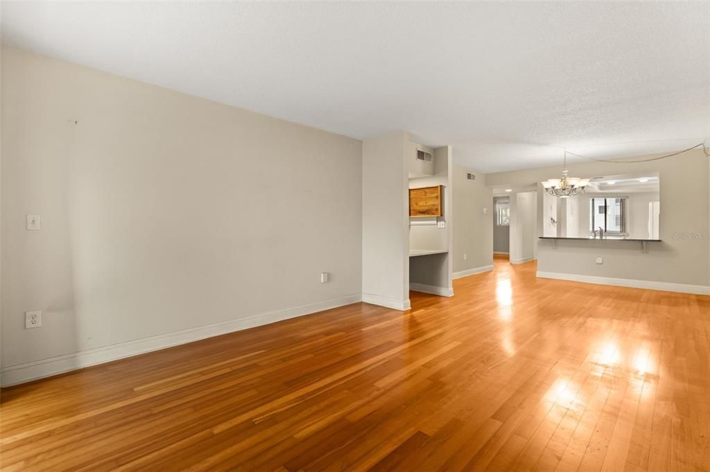 For Sale: $175,000 (2 beds, 2 baths, 1065 Square Feet)