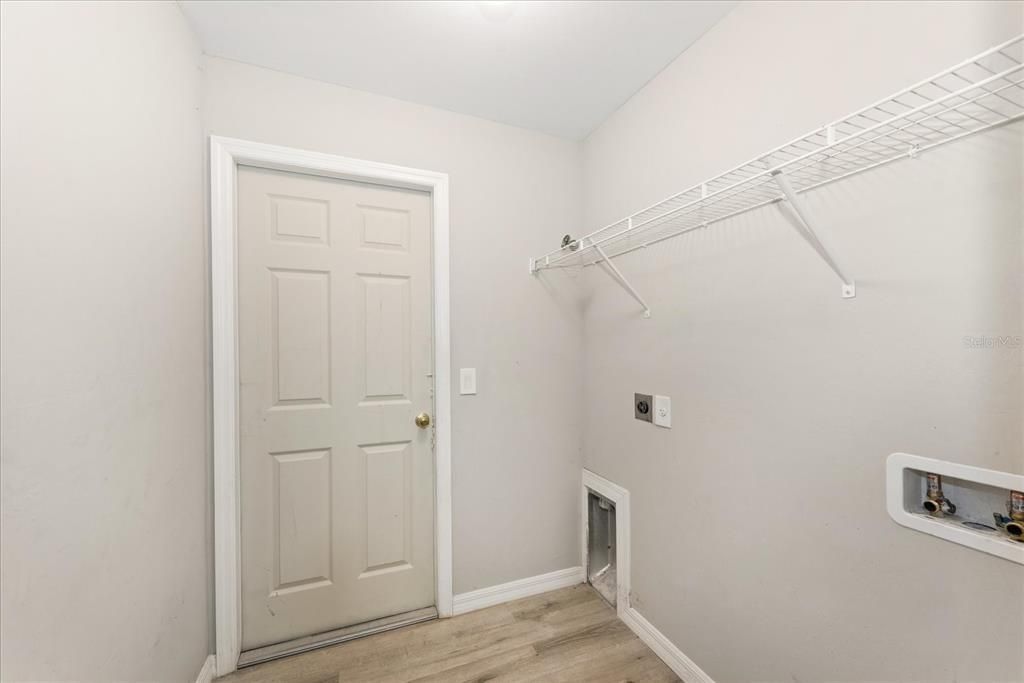 For Sale: $299,900 (4 beds, 2 baths, 1577 Square Feet)