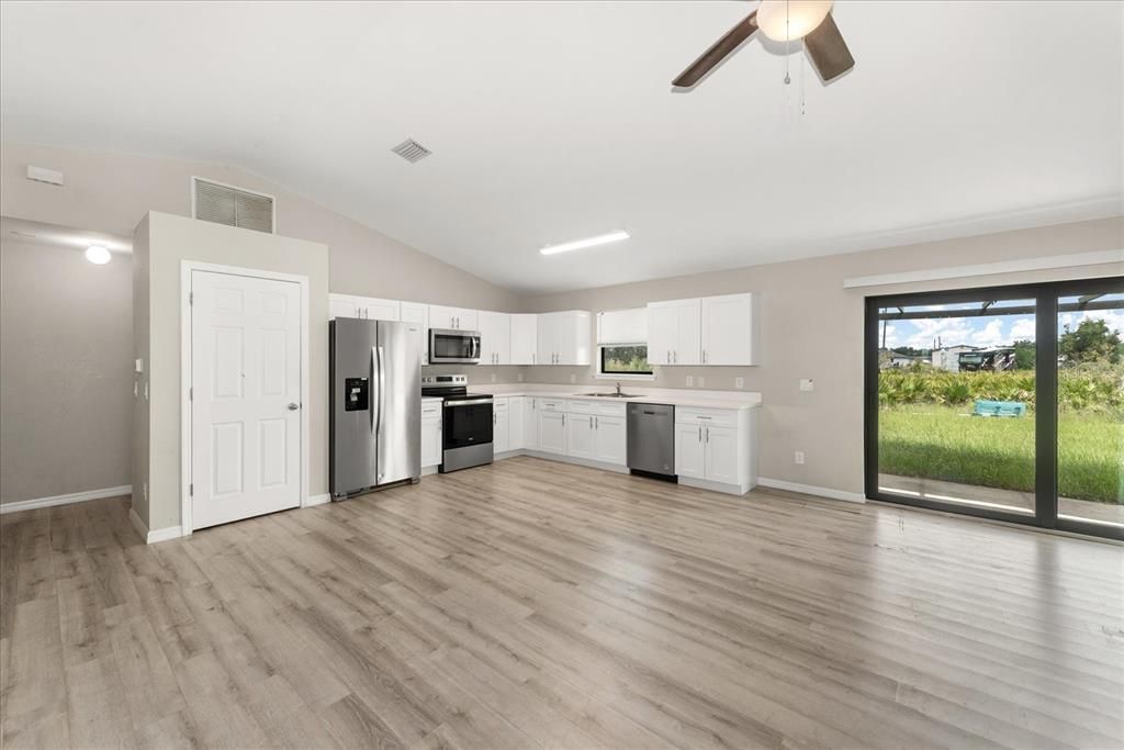 For Sale: $299,900 (4 beds, 2 baths, 1577 Square Feet)