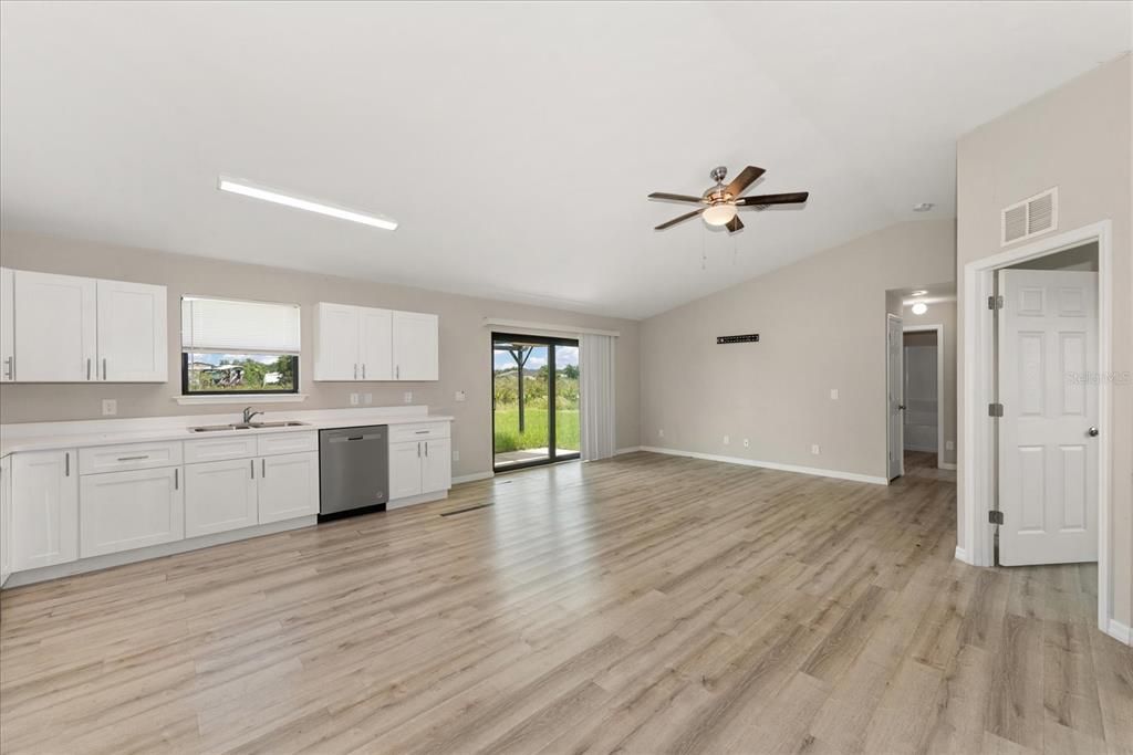 For Sale: $299,900 (4 beds, 2 baths, 1577 Square Feet)