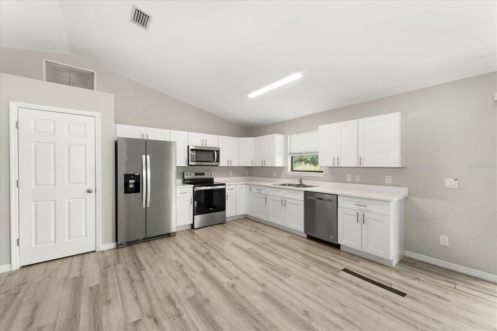 For Sale: $299,900 (4 beds, 2 baths, 1577 Square Feet)