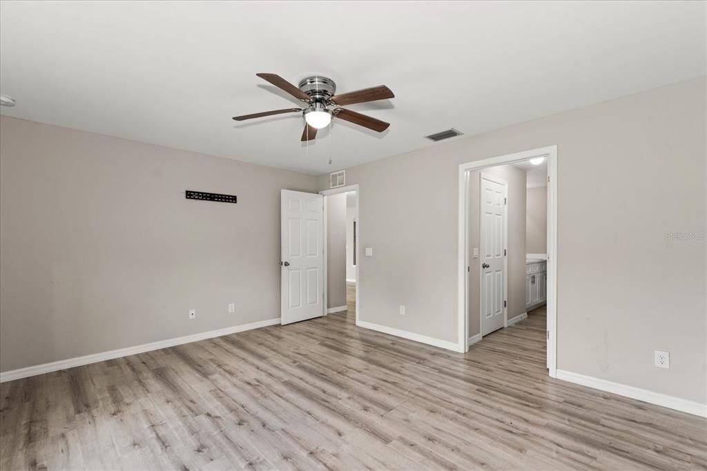 For Sale: $299,900 (4 beds, 2 baths, 1577 Square Feet)
