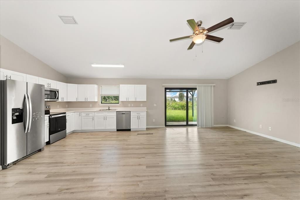 For Sale: $299,900 (4 beds, 2 baths, 1577 Square Feet)