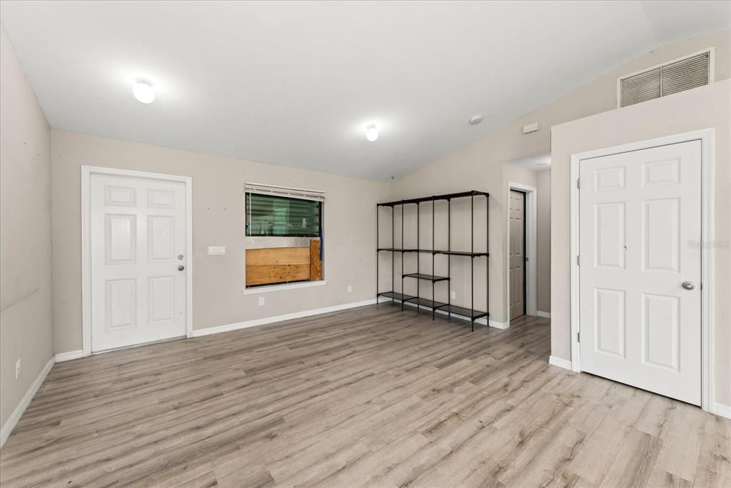 For Sale: $299,900 (4 beds, 2 baths, 1577 Square Feet)