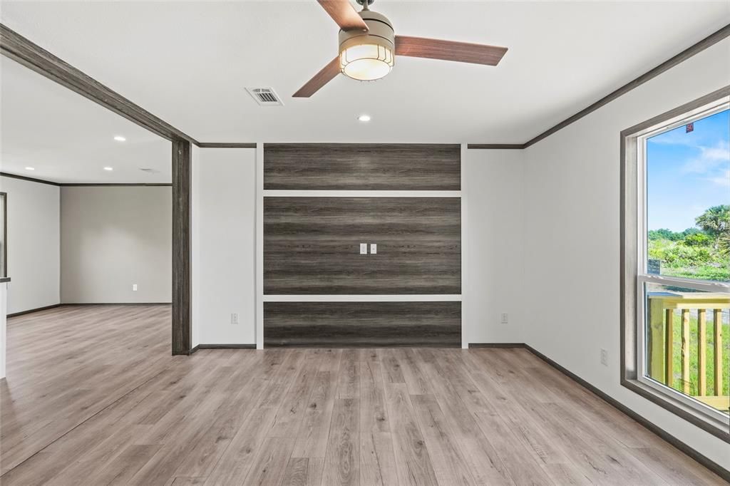 Active With Contract: $268,400 (3 beds, 2 baths, 1493 Square Feet)