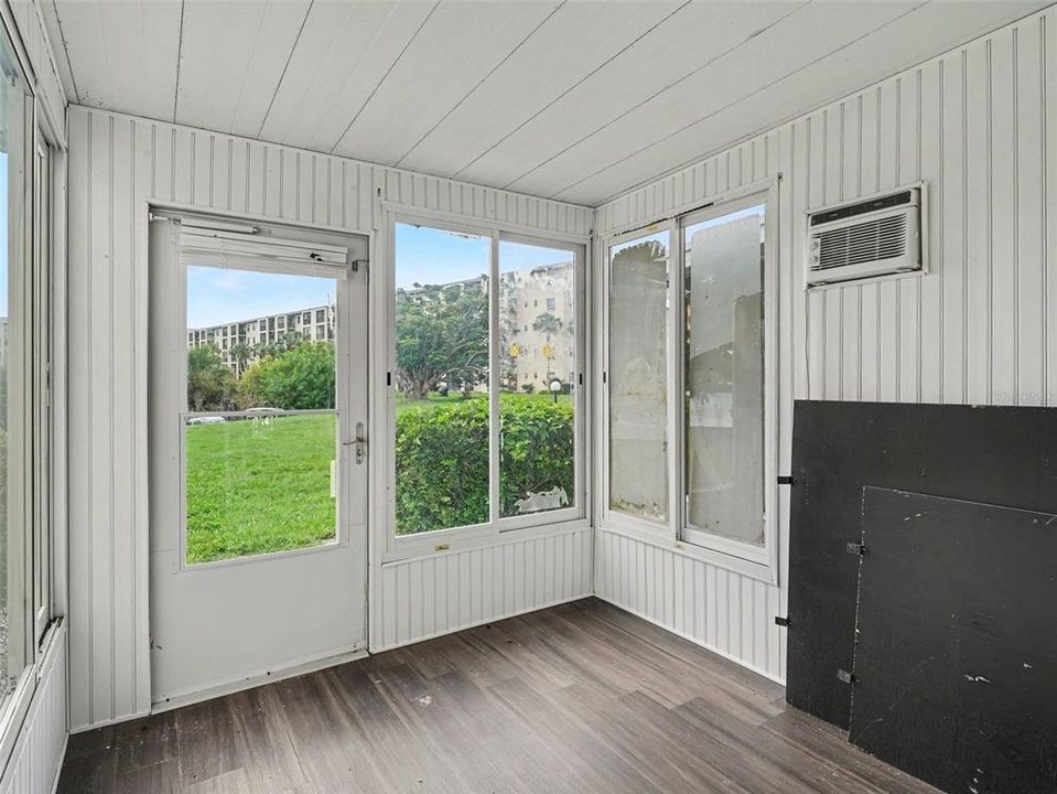 For Sale: $60,000 (2 beds, 1 baths, 960 Square Feet)