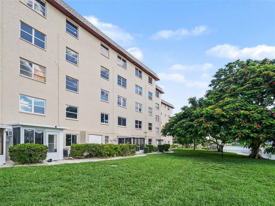 For Sale: $60,000 (2 beds, 1 baths, 960 Square Feet)