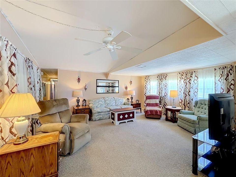 For Sale: $175,000 (2 beds, 2 baths, 700 Square Feet)