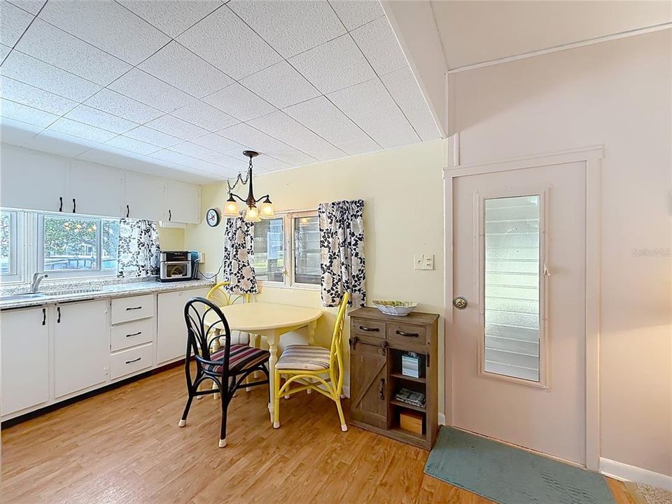 For Sale: $175,000 (2 beds, 2 baths, 700 Square Feet)