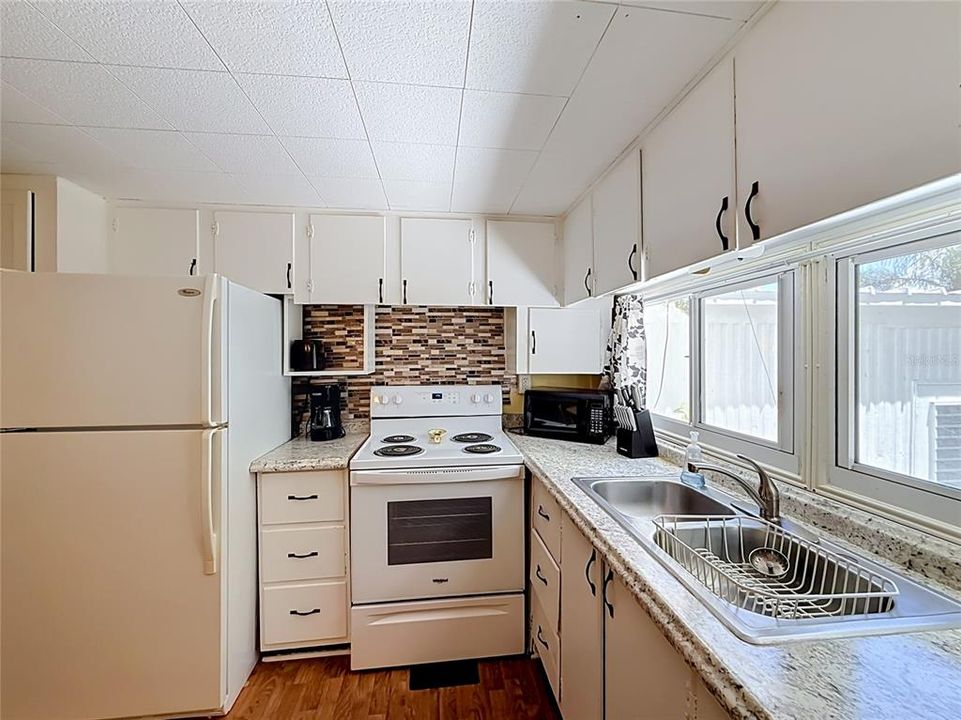For Sale: $175,000 (2 beds, 2 baths, 700 Square Feet)
